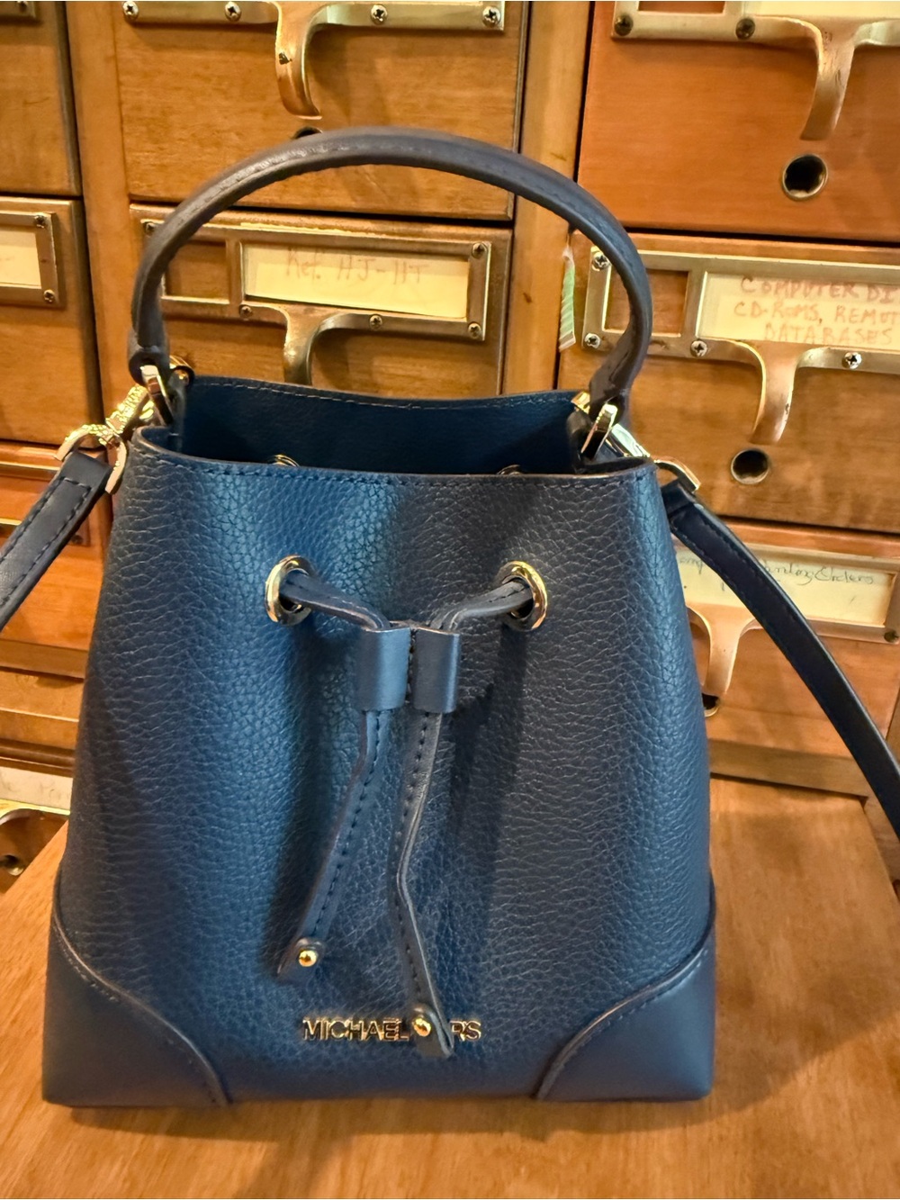Michael Kors Navy Blue Mini Bucket Bag NWOT Clutch/Crossbody Pebbled Leather - Picture 3 of 15